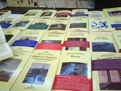 Libros de la colección “Panorama de narrativas” despectivamente tildada por José Manuel Lara Hernández  de “peste amarilla” por una omnipresencia en librerías que no le debía hacer mucha gracia al fundador de Planeta.