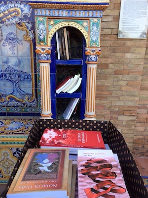 Anaquel lleno de libros en la Plaza de España, Sevilla